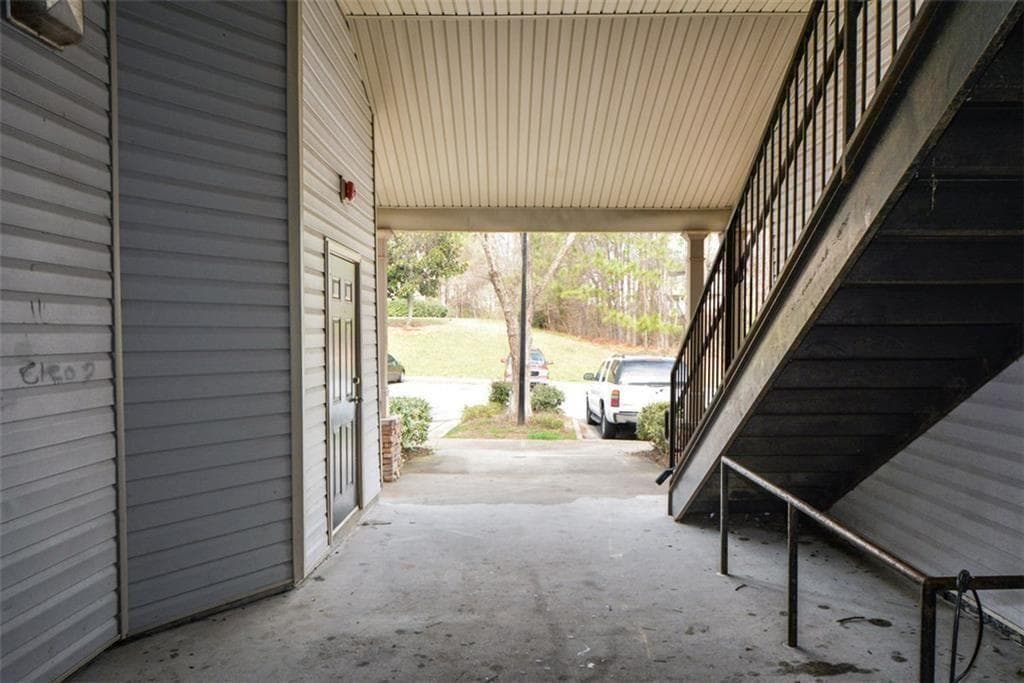 3 bedroom, 2 bathroom, 1,232 sq ft condominium for sale at 4101 Fairington Club Drive 4101, Lithonia, GA 30038 — photo 3