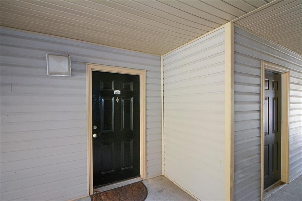 3 bedroom, 2 bathroom, 1,232 sq ft condominium for sale at 4101 Fairington Club Drive 4101, Lithonia, GA 30038 — photo 5
