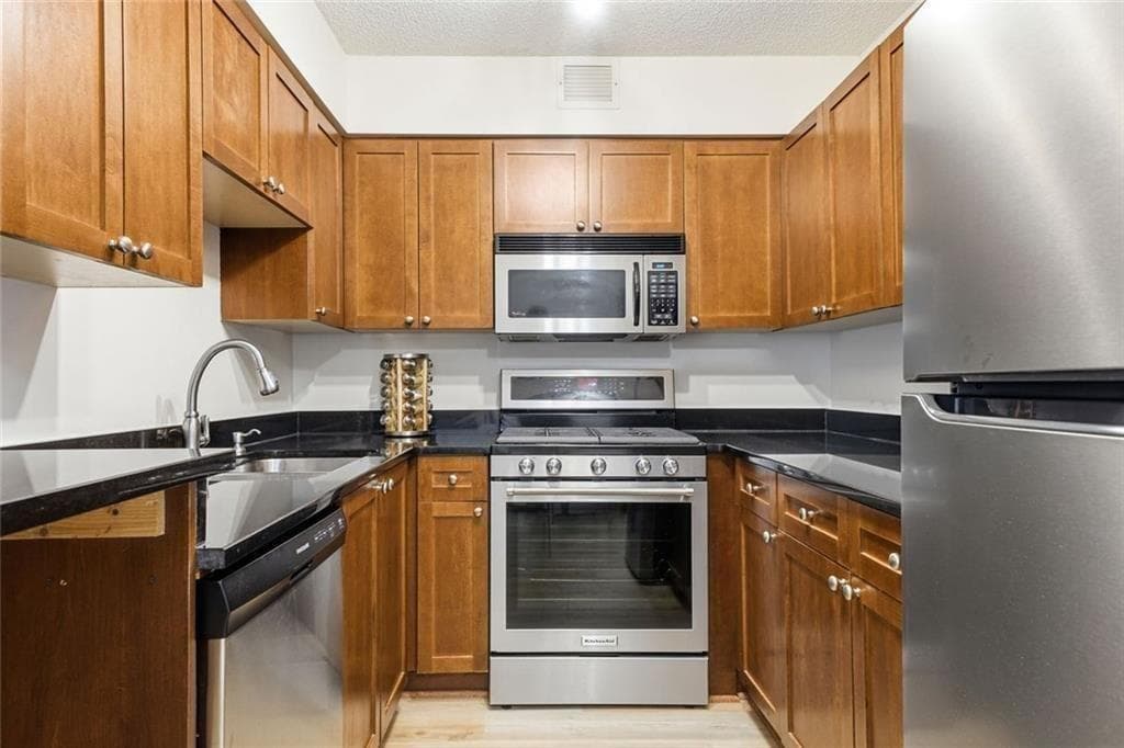 1 bedroom, 1 bathroom, 837 sq ft condominium for sale at 2479 Peachtree Road 303, Atlanta, GA 30305 — photo 2