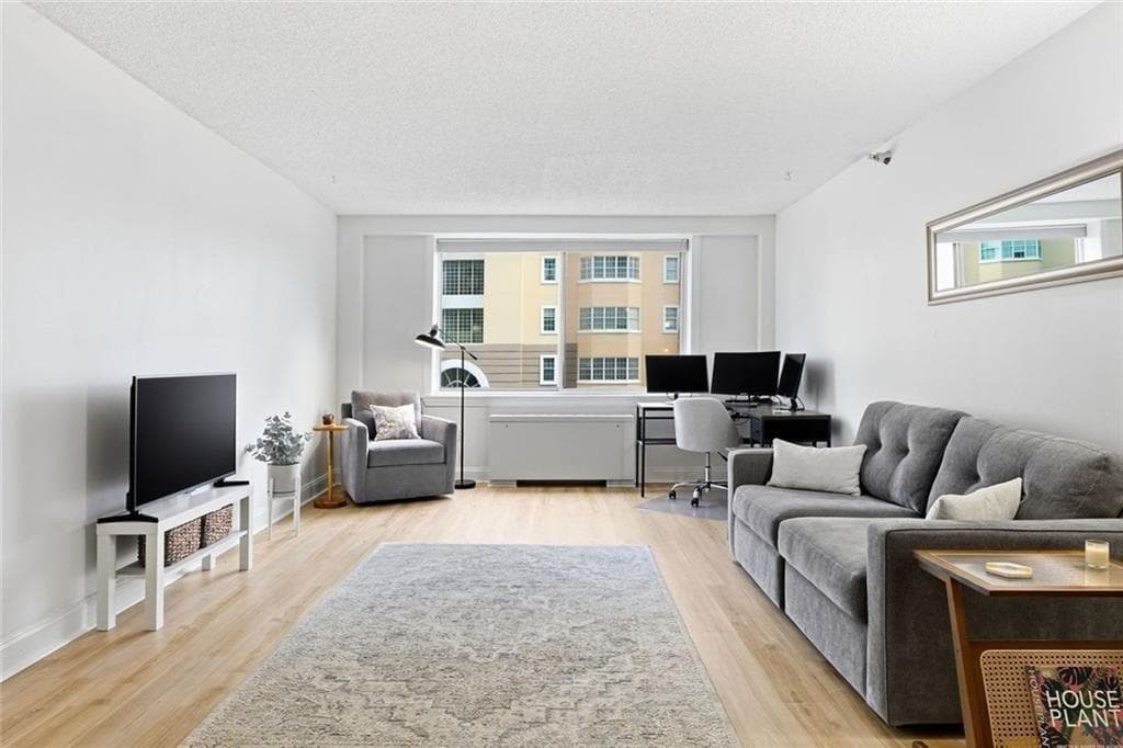 1 bedroom, 1 bathroom, 837 sq ft condominium for sale at 2479 Peachtree Road 303, Atlanta, GA 30305 — photo 4