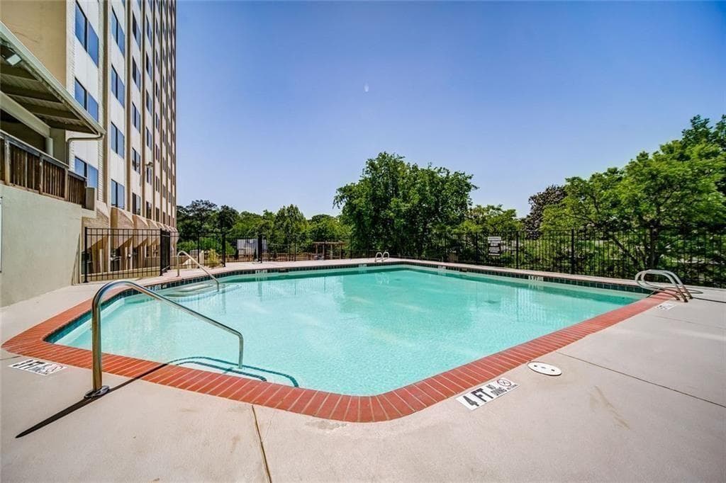 1 bedroom, 1 bathroom, 837 sq ft condominium for sale at 2479 Peachtree Road 303, Atlanta, GA 30305 — photo 8