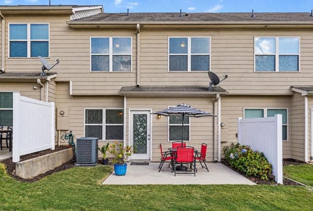 3 bedroom, 3 bathroom, 1,392 sq ft townhouse for sale at 3123 Haynes Park Drive, Lithonia, GA 30038 — photo 3