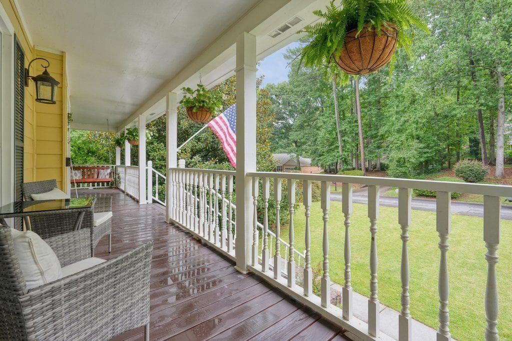 3 bedroom, 3 bathroom, 2,896 sq ft single family residence under contract at 2133 Bayford Court, Marietta, GA 30064 — photo 3