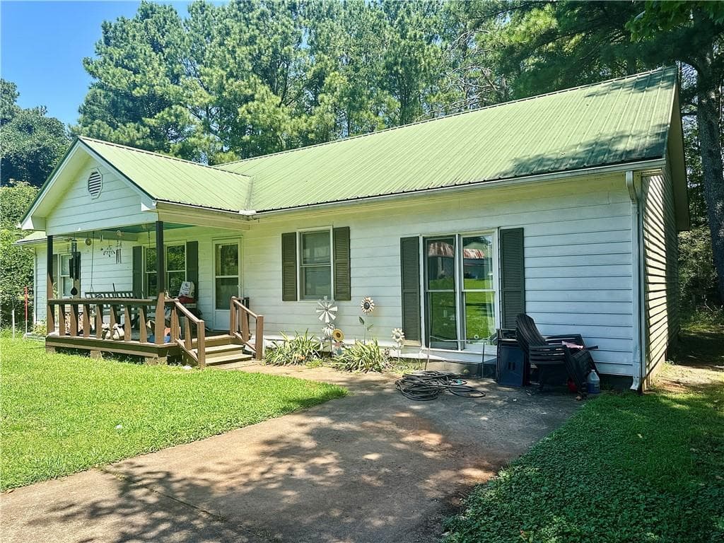 6 bedroom, 7 bathroom, 3,160 sq ft single family residence under contract at 129 Pirklewood Circle, Cumming, GA 30040 — photo 3