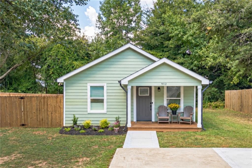 3 bedroom, 2 bathroom single family residence under contract at 912 Alcovy Street, Monroe, GA 30655