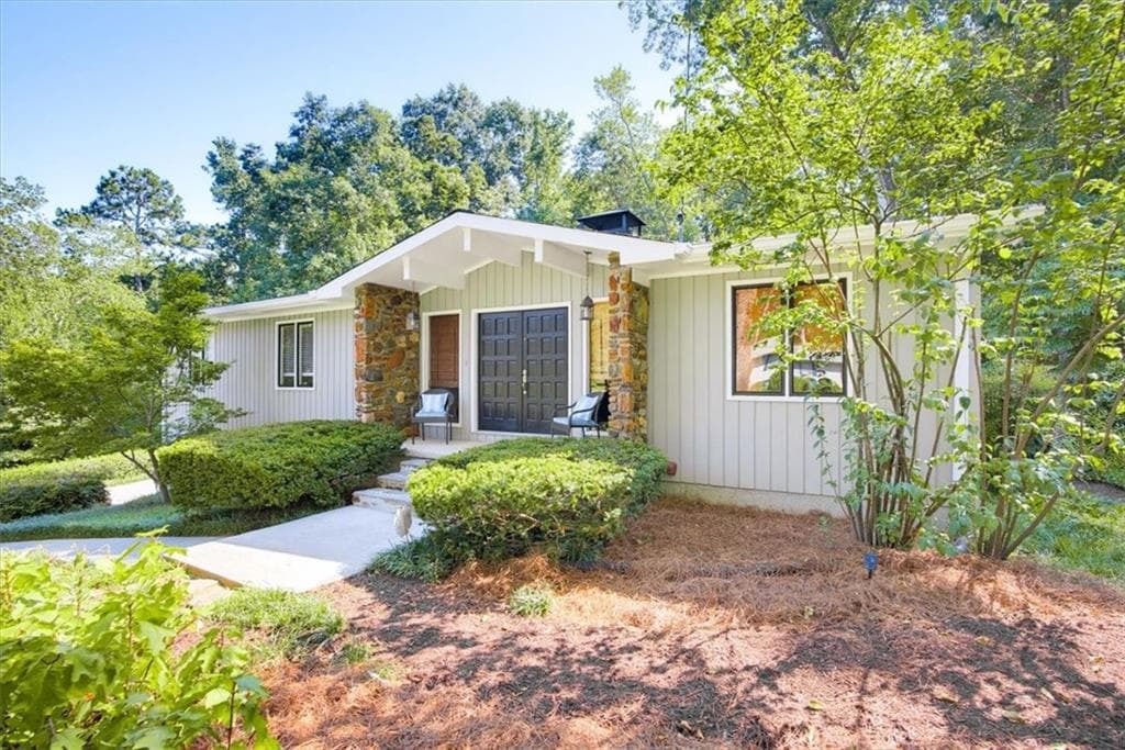 4 bedroom, 3 bathroom, 2,557 sq ft single family residence for sale at 3002 Timberline Road, Marietta, GA 30062 — photo 2