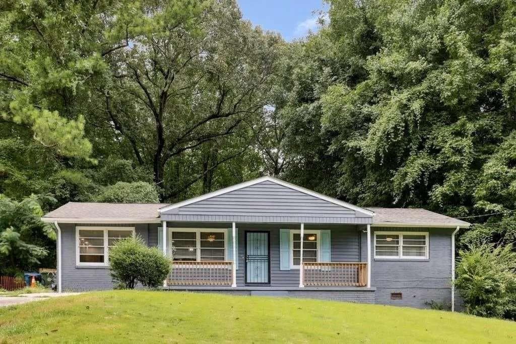 4 bedroom, 3 bathroom, 1,400 sq ft single family residence for sale at 3222 Jamaica Road, Atlanta, GA 30318 — photo 3