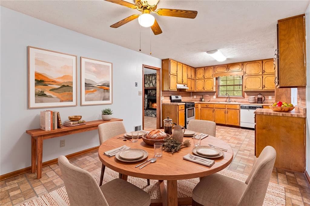 3 bedroom, 2 bathroom, 2,236 sq ft single family residence for sale at 212 Farmbrook Parkway, Stockbridge, GA 30281 — photo 5