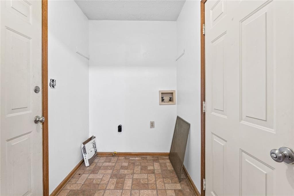 3 bedroom, 2 bathroom, 2,236 sq ft single family residence for sale at 212 Farmbrook Parkway, Stockbridge, GA 30281 — photo 8