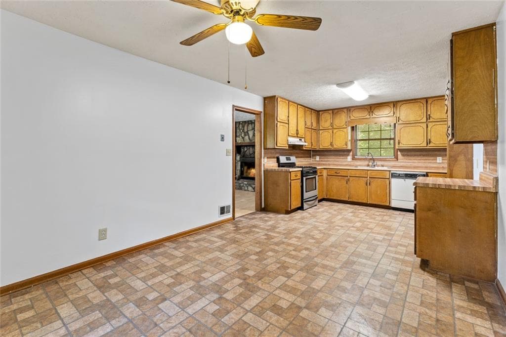 3 bedroom, 2 bathroom, 2,236 sq ft single family residence for sale at 212 Farmbrook Parkway, Stockbridge, GA 30281 — photo 9