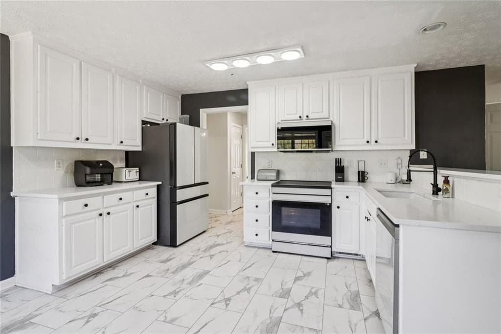 4 bedroom, 3 bathroom, 3,436 sq ft single family residence for sale at 3382 Summit Glen Drive, Loganville, GA 30052 — photo 3