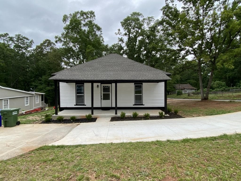2 bedroom, 2 bathroom, 888 sq ft single family residence for sale at 702 Roosevelt Street, Monroe, GA 30656