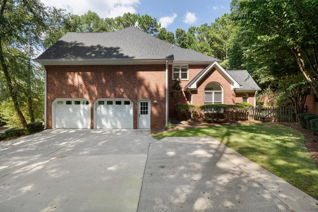 5 bedroom, 5 bathroom, 7,545 sq ft single family residence under contract at 620 Wynfield Court, Roswell, GA 30076 — photo 2