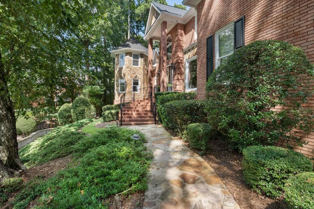 5 bedroom, 5 bathroom, 7,545 sq ft single family residence under contract at 620 Wynfield Court, Roswell, GA 30076 — photo 3