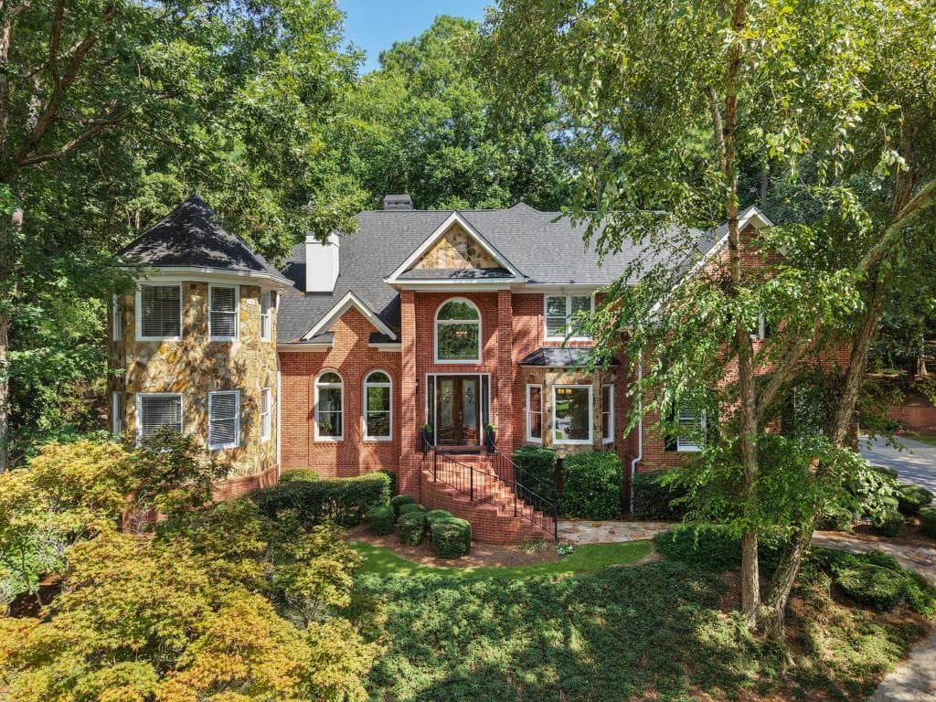 5 bedroom, 5 bathroom, 7,545 sq ft single family residence under contract at 620 Wynfield Court, Roswell, GA 30076 — photo 4
