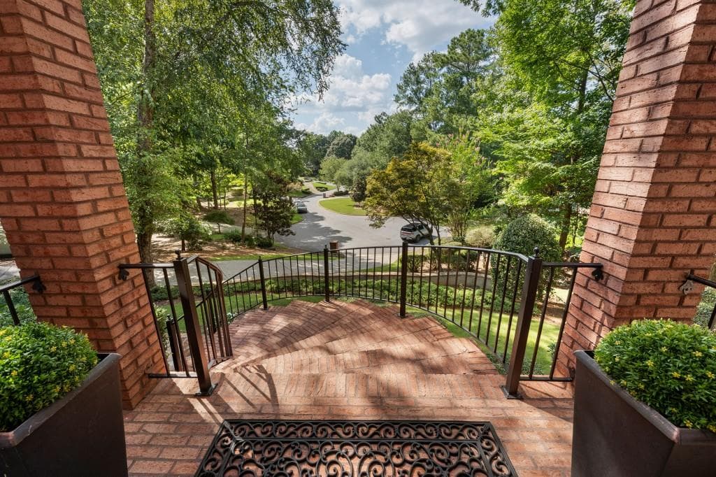 5 bedroom, 5 bathroom, 7,545 sq ft single family residence under contract at 620 Wynfield Court, Roswell, GA 30076 — photo 6