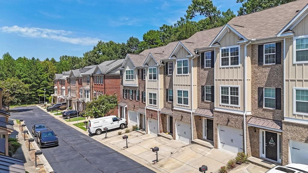 3 bedroom, 4 bathroom, 1,944 sq ft townhouse for sale at 1941 Appaloosa Mill Circle, Buford, GA 30519 — photo 3