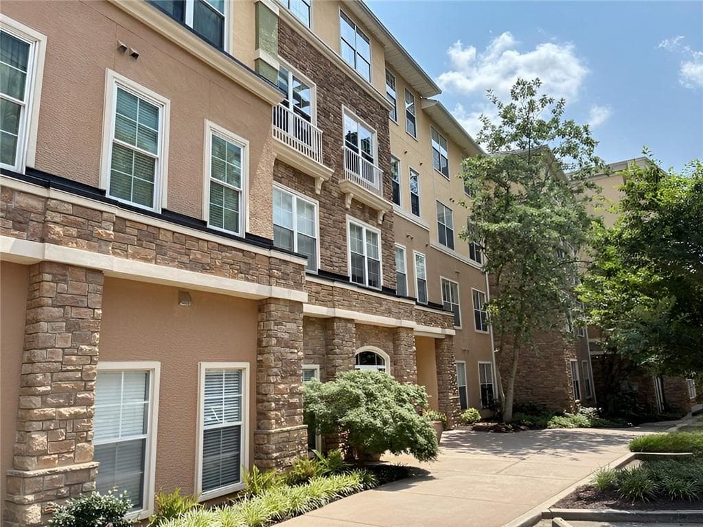 2 bedroom, 2 bathroom, 1,079 sq ft condominium for sale at 10 Perimeter Summit Boulevard 1408, Atlanta, GA 30319 — photo 1 of 24