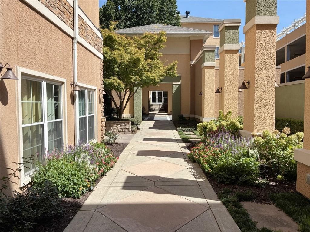 2 bedroom, 2 bathroom, 1,079 sq ft condominium for sale at 10 Perimeter Summit Boulevard 1408, Atlanta, GA 30319 — photo 2