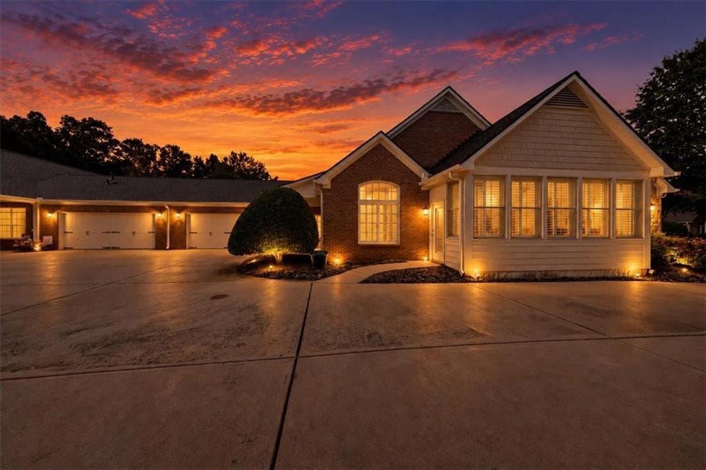 3 bedroom, 2 bathroom, 1,927 sq ft condominium for sale at 1001 Haven Circle, Douglasville, GA 30135