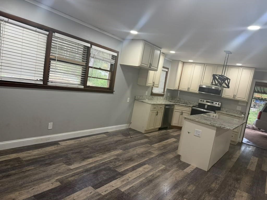 3 bedroom, 2 bathroom, 1,100 sq ft single family residence for sale at 803 S Red Rock Road, Toccoa, GA 30577 — photo 5