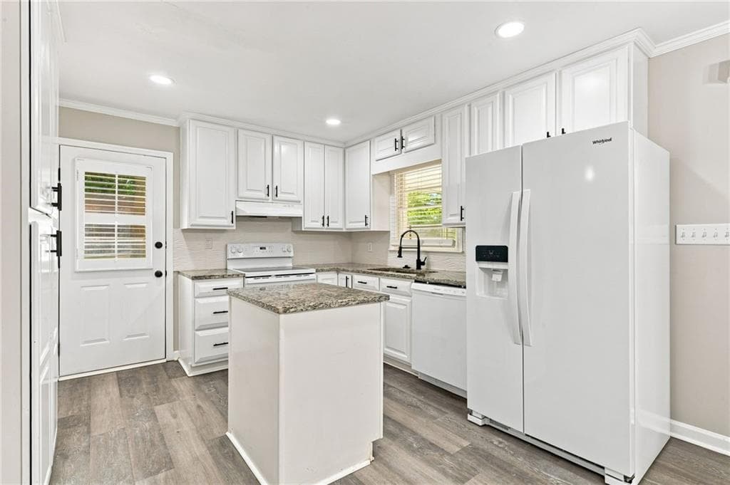 3 bedroom, 2 bathroom, 1,296 sq ft single family residence for sale at 2586 Cherrywood Lane, Marietta, GA 30060 — photo 9