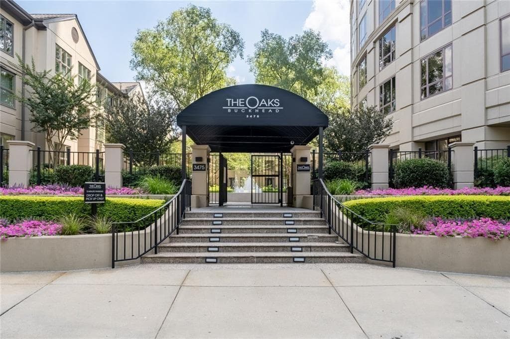 2 bedroom, 1 bathroom, 1,209 sq ft condominium for sale at 3475 Oak Valley Road 910, Atlanta, GA 30326 — photo 1 of 27
