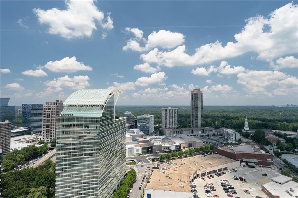 2 bedroom, 1 bathroom, 1,209 sq ft condominium for sale at 3475 Oak Valley Road 910, Atlanta, GA 30326 — photo 2