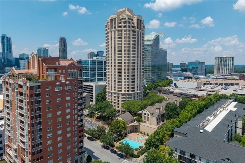 2 bedroom, 1 bathroom, 1,209 sq ft condominium for sale at 3475 Oak Valley Road 910, Atlanta, GA 30326 — photo 3
