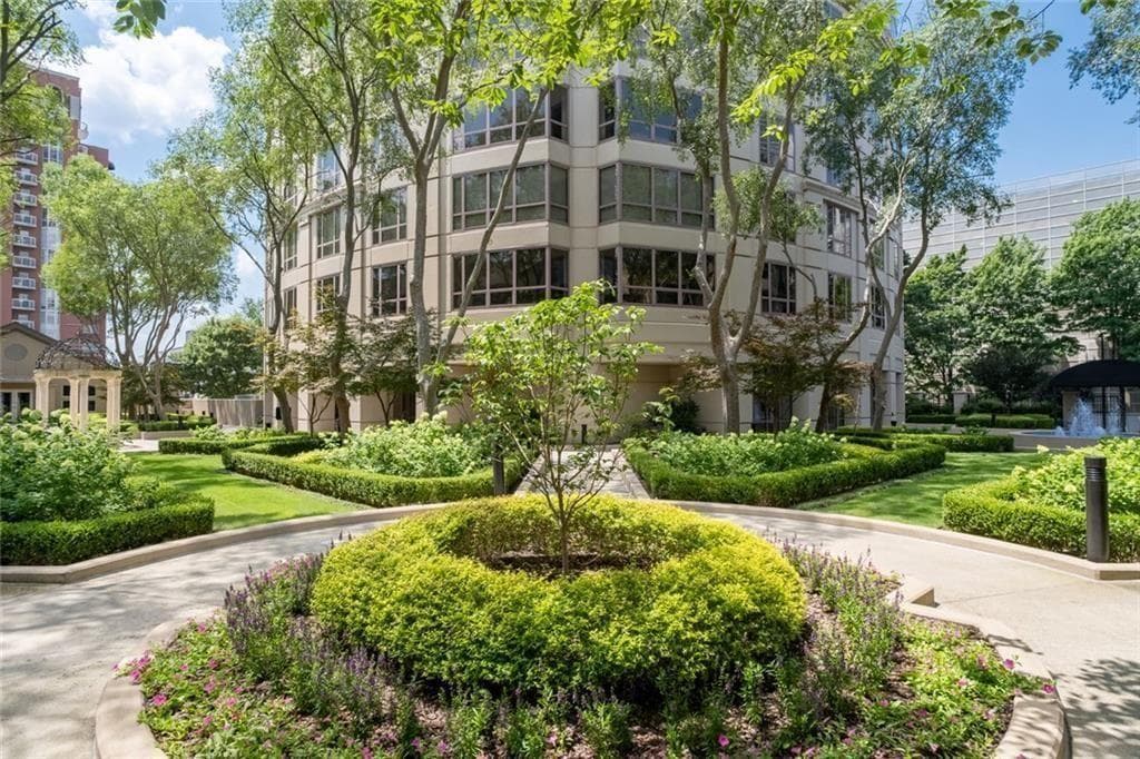 2 bedroom, 1 bathroom, 1,209 sq ft condominium for sale at 3475 Oak Valley Road 910, Atlanta, GA 30326 — photo 4