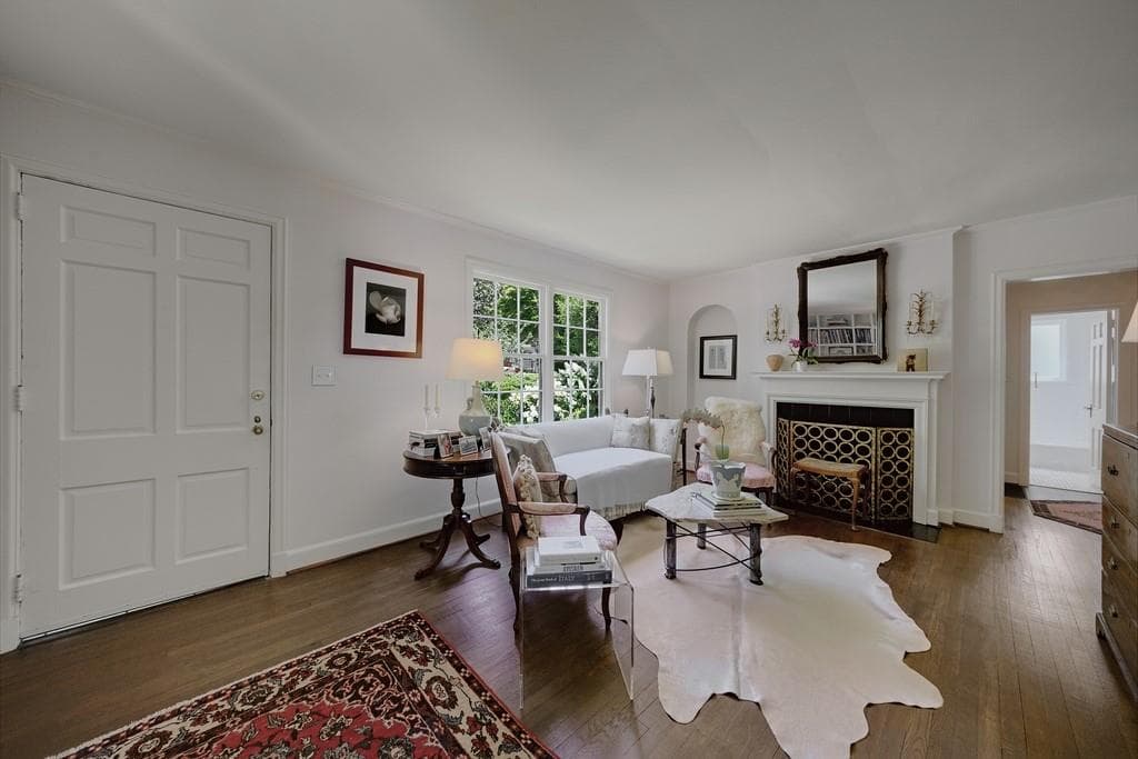 3 bedroom, 2 bathroom, 2,200 sq ft single family residence under contract at 2354 Hurst Drive, Atlanta, GA 30305 — photo 4
