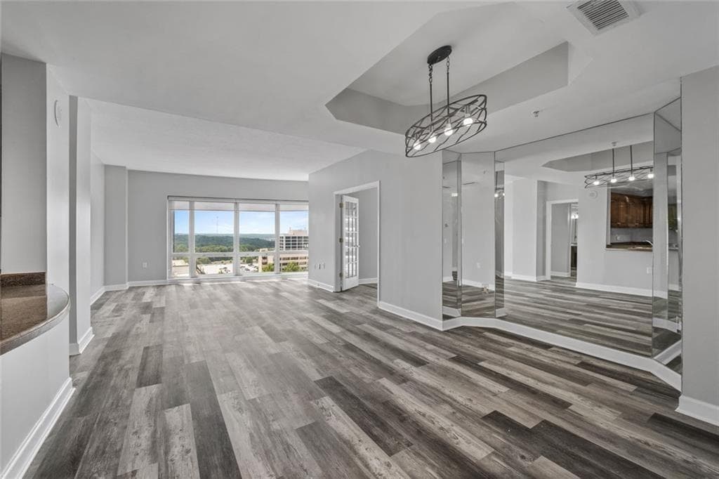 2 bedroom, 1 bathroom, 1,209 sq ft condominium for sale at 3475 Oak Valley Road 910, Atlanta, GA 30326 — photo 7
