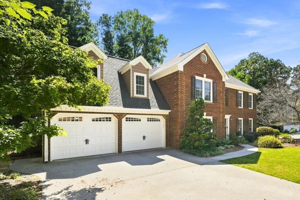 5 bedroom, 3 bathroom, 3,116 sq ft single family residence for sale at 5719 Fairwood Drive, Acworth, GA 30101 — photo 4
