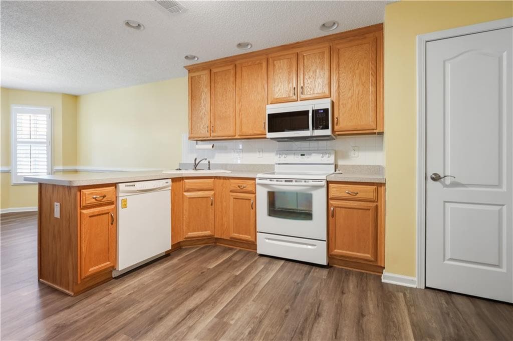 2 bedroom, 2 bathroom, 1,656 sq ft single family residence under contract at 1496 Empress Drive, Mcdonough, GA 30253 — photo 9