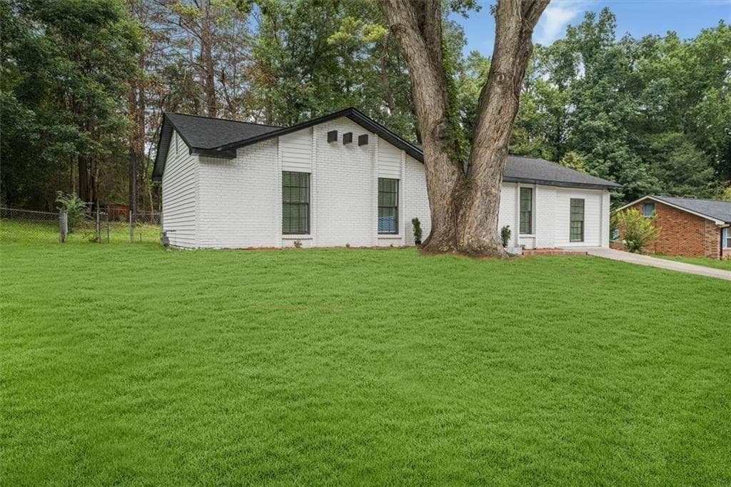 3 bedroom, 2 bathroom, 1,415 sq ft single family residence for sale at 6073 Fieldcrest Drive, Morrow, GA 30260 — photo 3