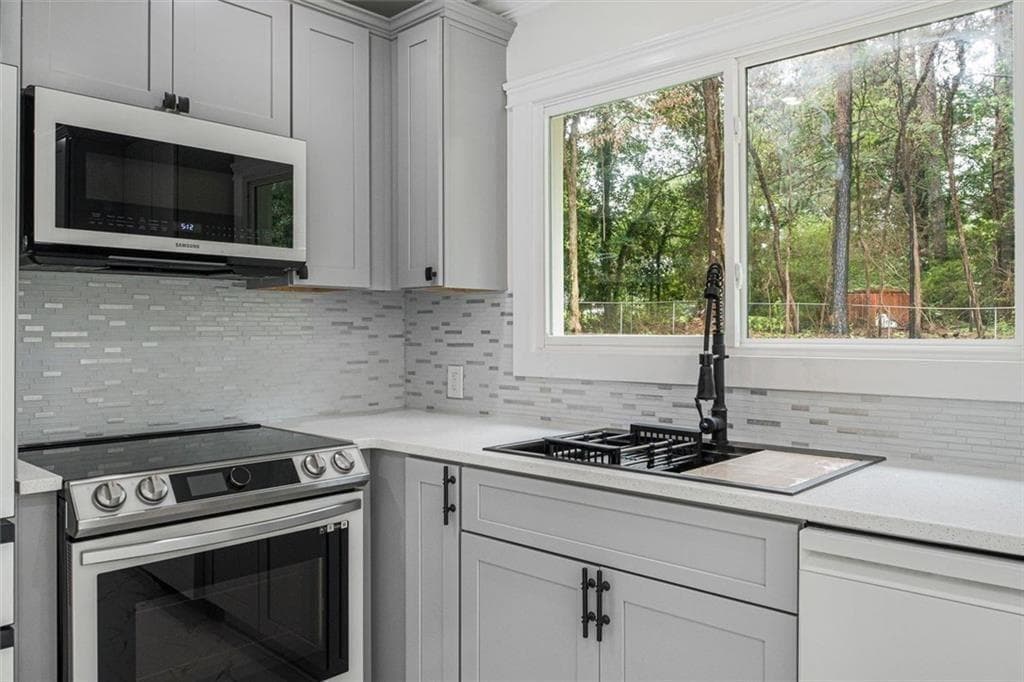 3 bedroom, 2 bathroom, 1,415 sq ft single family residence for sale at 6073 Fieldcrest Drive, Morrow, GA 30260 — photo 9
