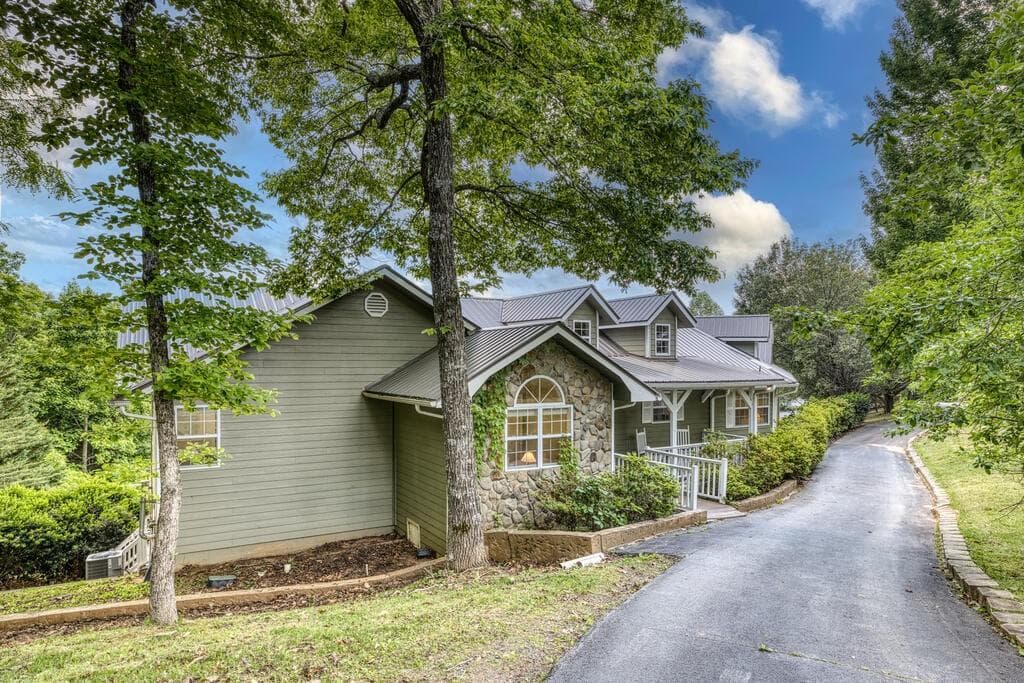 8 bedroom, 7 bathroom, 6,536 sq ft single family residence for sale at 132 Oak Ridge Way, Morganton, GA 30560 — photo 4