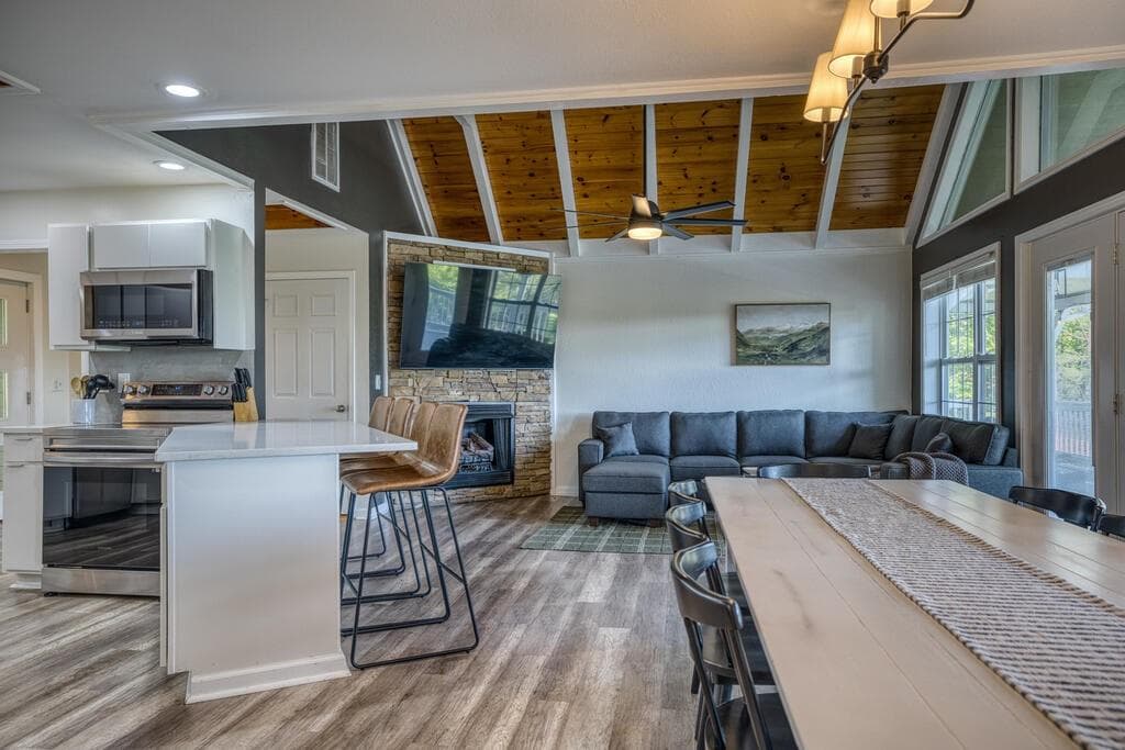 8 bedroom, 7 bathroom, 6,536 sq ft single family residence for sale at 132 Oak Ridge Way, Morganton, GA 30560 — photo 7
