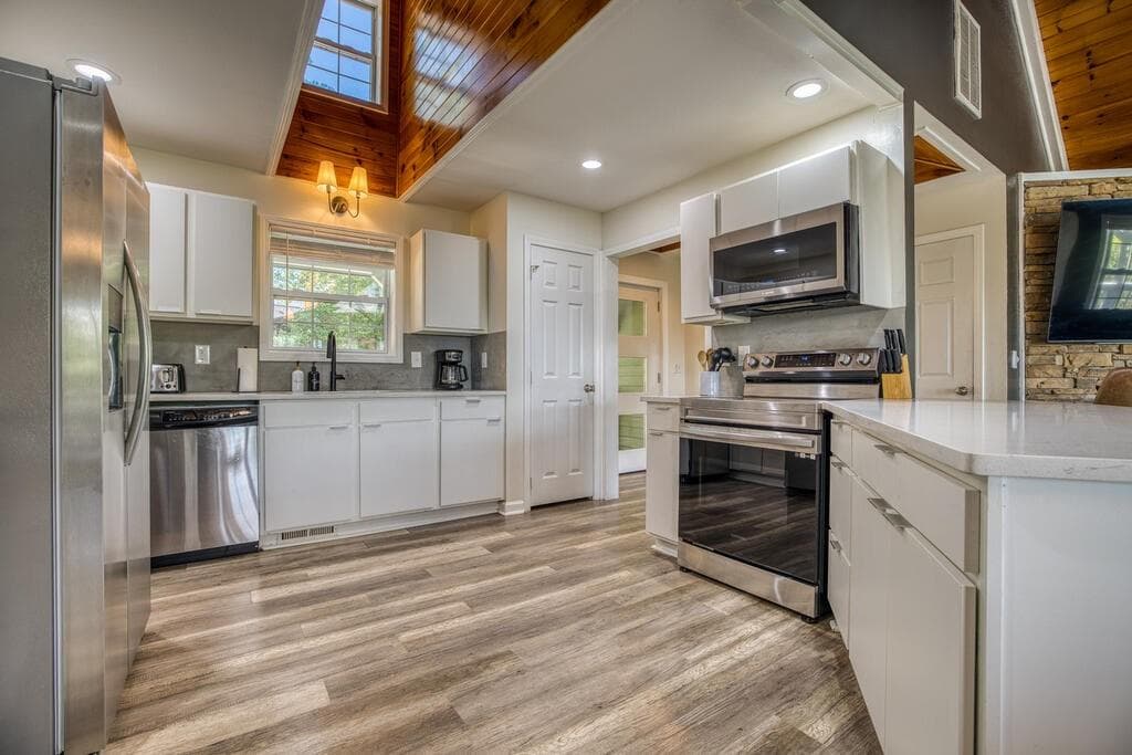 8 bedroom, 7 bathroom, 6,536 sq ft single family residence for sale at 132 Oak Ridge Way, Morganton, GA 30560 — photo 10