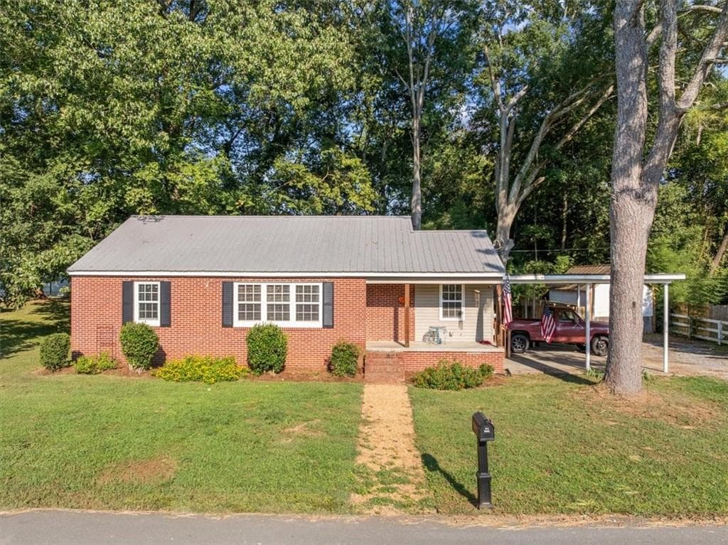 3 bedroom, 1 bathroom, 1,246 sq ft single family residence for sale at 137 Oak Street, Summerville, GA 30747