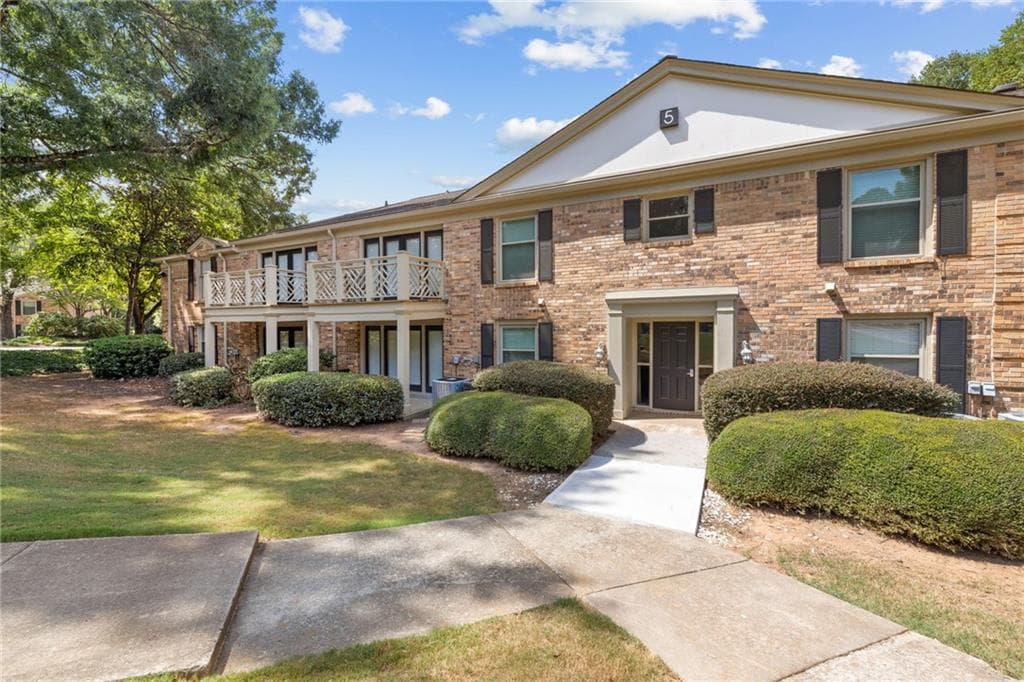 2 bedroom, 1 bathroom, 1,036 sq ft condominium for sale at 3650 Ashford Dunwoody Road 502, Atlanta, GA 30319 — photo 2