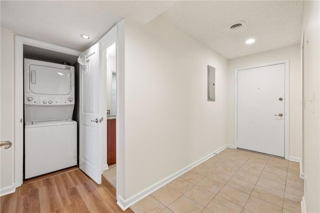 2 bedroom, 1 bathroom, 1,036 sq ft condominium for sale at 3650 Ashford Dunwoody Road 502, Atlanta, GA 30319 — photo 4