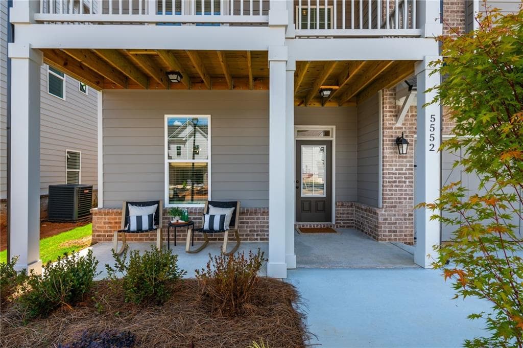 4 bedroom, 4 bathroom, 3,000 sq ft single family residence for sale at 5570 Overview Drive, Flowery Branch, GA 30542 — photo 4