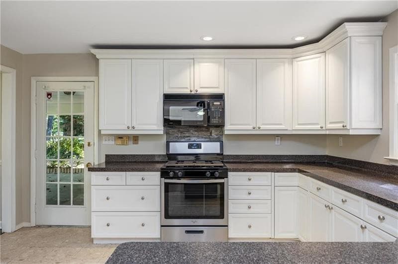 4 bedroom, 2 bathroom, 2,343 sq ft single family residence under contract at 535 Valley Lane, Atlanta, GA 30328 — photo 5