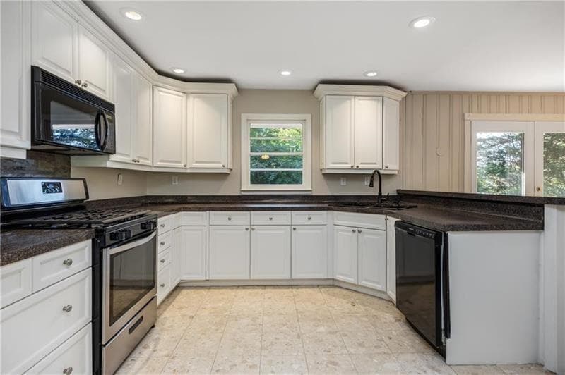 4 bedroom, 2 bathroom, 2,343 sq ft single family residence under contract at 535 Valley Lane, Atlanta, GA 30328 — photo 8