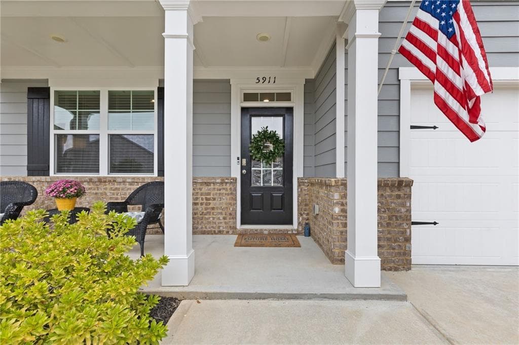 5 bedroom, 3 bathroom, 2,496 sq ft single family residence under contract at 5911 Screech Owl Drive, Flowery Branch, GA 30542 — photo 2