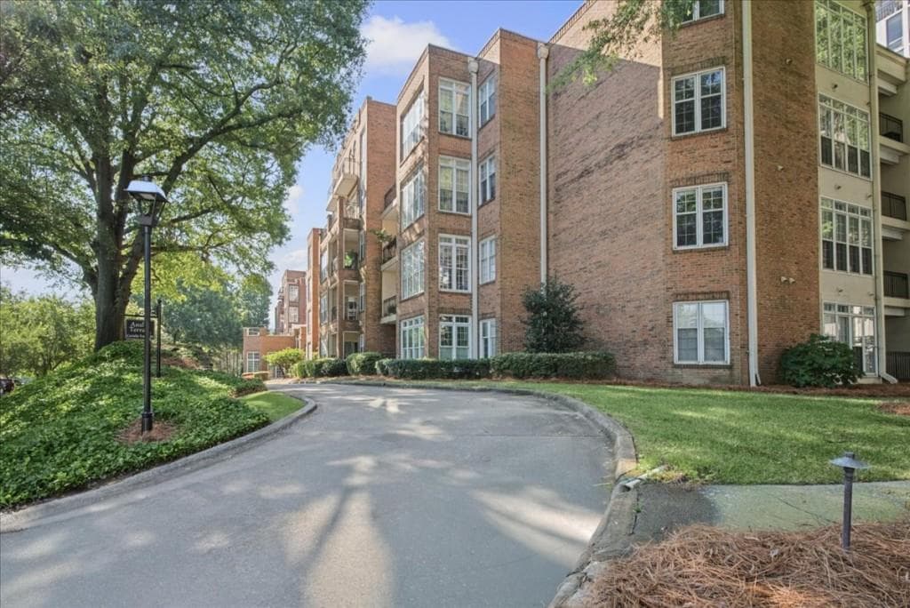 2 bedroom, 2 bathroom, 1,205 sq ft condominium for sale at 175 15th Street 208, Atlanta, GA 30309 — photo 2