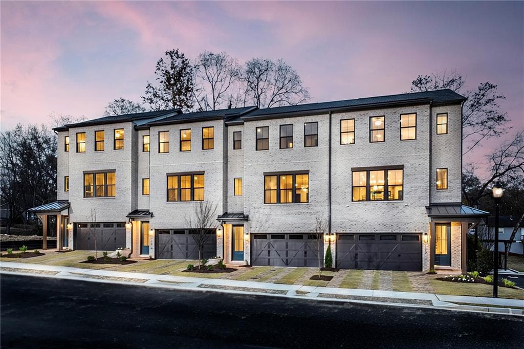 3 bedroom, 4 bathroom, 2,421 sq ft townhouse for sale at 117 Bridgecrest Road, Roswell, GA 30075 — photo 2