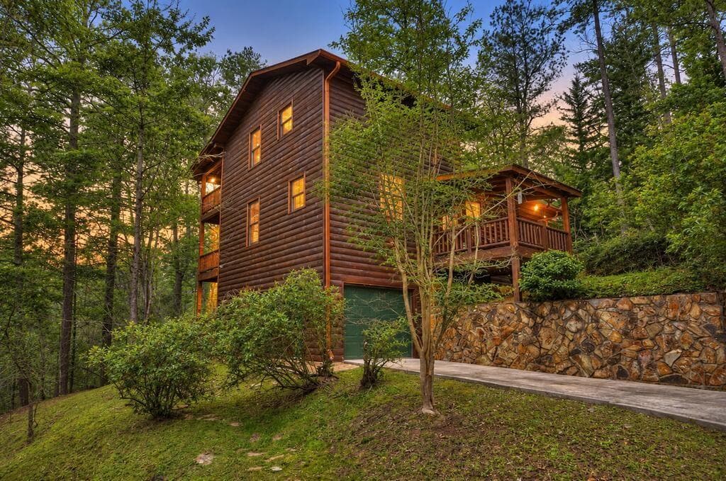 3 bedroom, 3 bathroom, 1,728 sq ft single family residence under contract at 112 Seneca Drive, Ellijay, GA 30540
