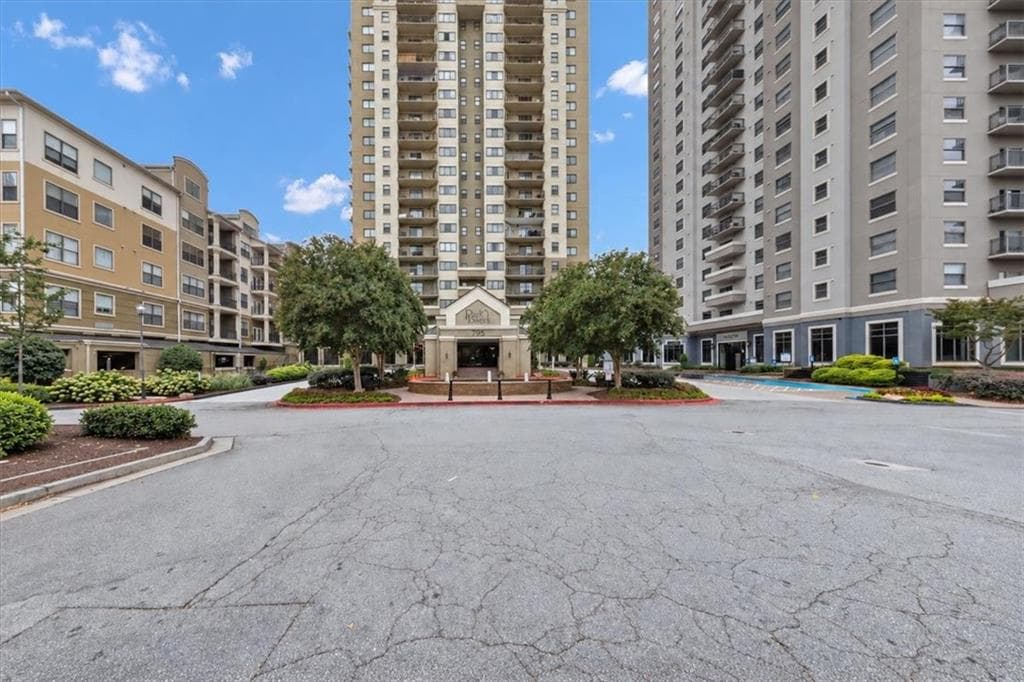 1 bedroom, 2 bathroom, 812 sq ft condominium for sale at 799 Hammond Drive 406, Sandy Springs, GA 30328 — photo 2